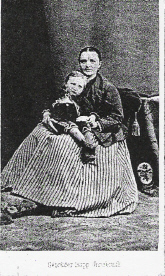 Maria mit Sohn Ferdinand, dem späteren Pater Bonaventura